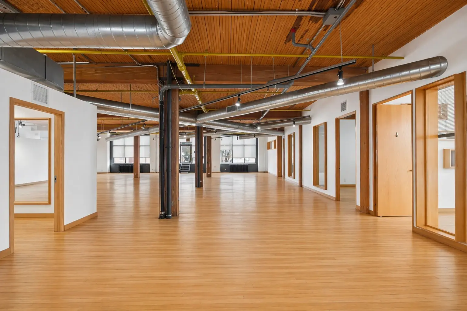 Industrial loft with exposed ducts 1